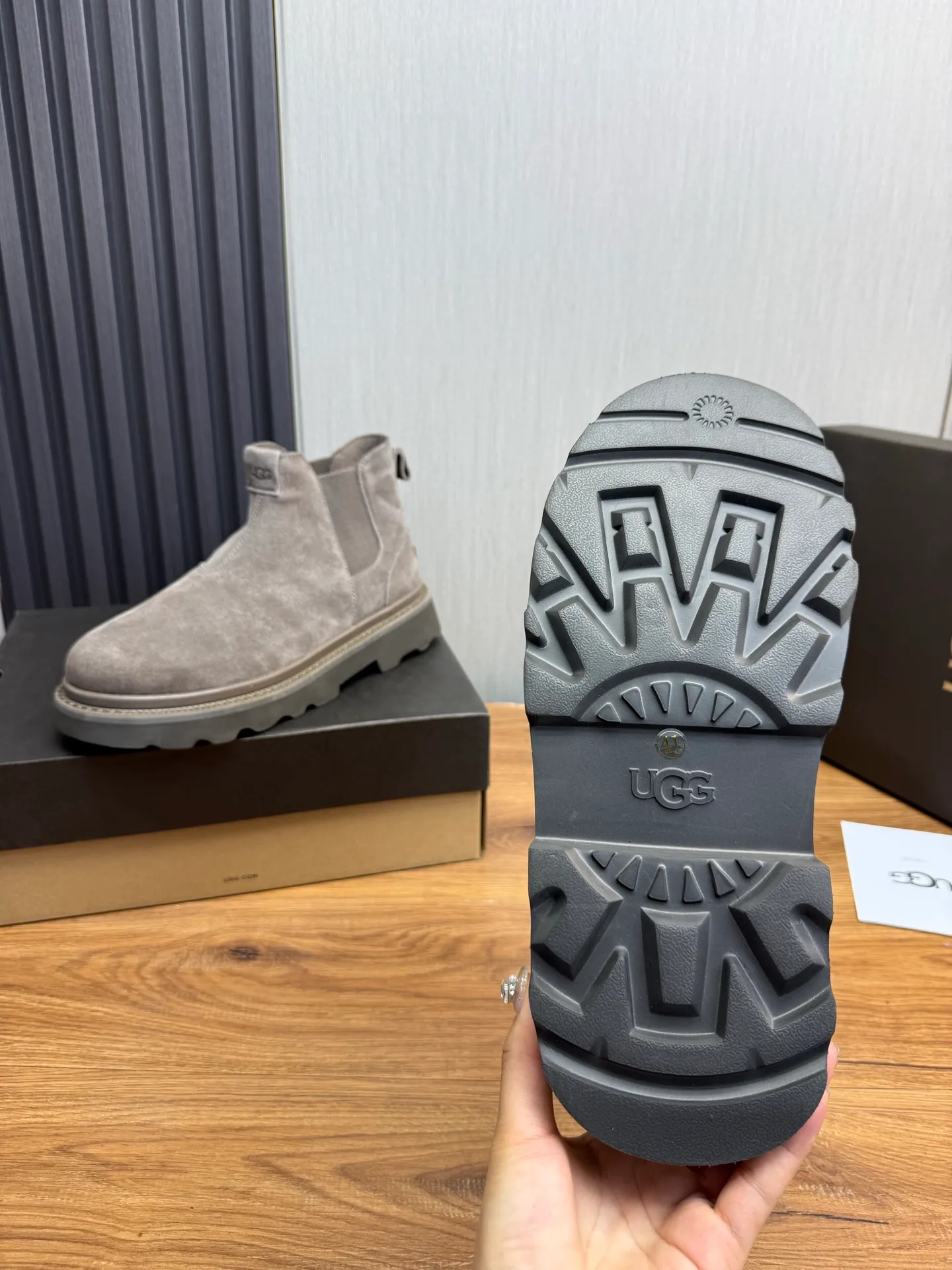 Men's shoes 💰600💰 New UGG fur integrated men's simple and fashionable snow boots. The most worth buying at the end of this year are warm casual shoes. Whether you are out and about at home, their comfortable and warm performance will be your most suitable fashion companion! The material is cowhide upper and imported wool is used inside. Warm and comfortable! The eva+ rubber patch outsole is cushioned, non-slip and wear-resistant, and has good elasticity. It is light and wear-resistant, comfortable and soft, and the new simple cut is more fashionable. It has both practicality and fashion sense, so you no longer have to worry about how to match it in winter, while still maintaining your fashionable taste. High-quality genuine wool. Look at the details for the material! Size: 39-40-41-42-43-44-44 sneaker size